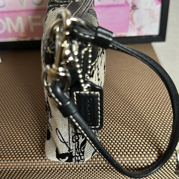 🤩Vintage Coach Horse & Carriage Wristlet - Picture 5 of 7